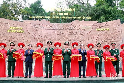 Khánh thành Bức phù điêu 'Bác Hồ nói chuyện với cán bộ, chiến sĩ Đại đoàn quân Tiên Phong'
