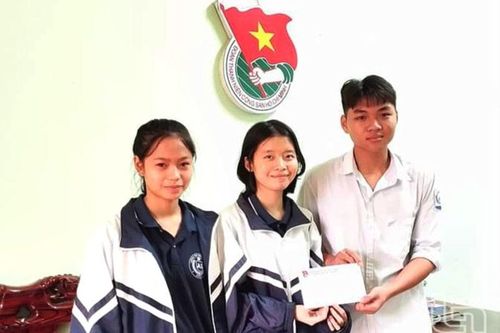 Phú Bình: Hai học sinh nhặt được của rơi trả lại người đánh mất