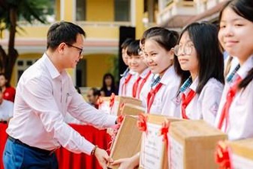 Tiếp nhận thiết bị 3 thư viện thân thiện và trao 165 tủ sách lớp học tại TP. Huế
