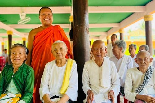 Chùa Prom trao quà Tết Chôl Chnam Thmây đến bà con khó khăn