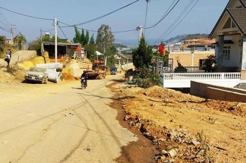 Dân bức xúc vì đất đã hiến nhưng đường vẫn ngổn ngang, bụi mù