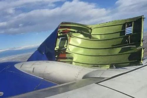 Vỏ động cơ Boeing 737-800 bị xé toạc khi cất cánh