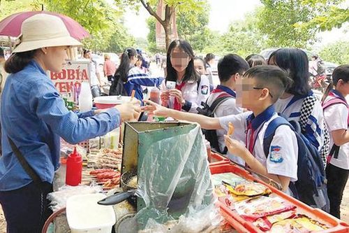 Hà Nội: Tiềm ẩn nguy cơ ngộ độc thực phẩm ngay trước cổng trường