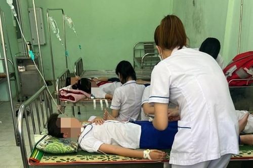 Bỏ đồ chơi vào bình nước uống dùng chung, 23 học sinh ngộ độc