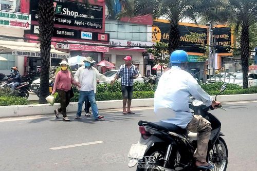 Nguy cơ tai nạn vì sang đường trái quy định