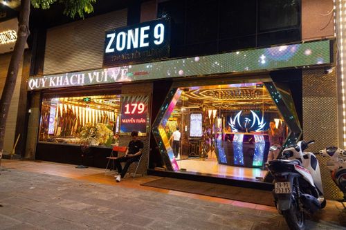 Bỏ tiền tỷ sửa chữa, chủ quán karaoke ở Hà Nội 'méo mặt' vì vắng khách