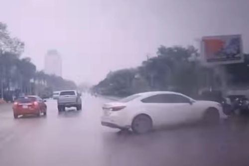 Tài xế ô tô tông 2 mẹ con đi xe máy rồi bỏ chạy