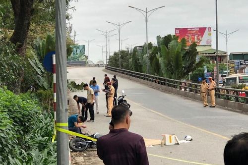 Va chạm với ô tô khách, nam sinh đi xe máy điện tử vong