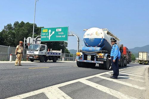 Cấm xe tải trọng lớn vào cao tốc Cam Lộ-La Sơn: Đẩy rủi ro về cho dân Quảng Trị