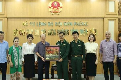 Hội Nhà báo TP Hà Nội thăm, làm việc với Bộ Chỉ huy Bộ đội Biên phòng tỉnh Điện Biên