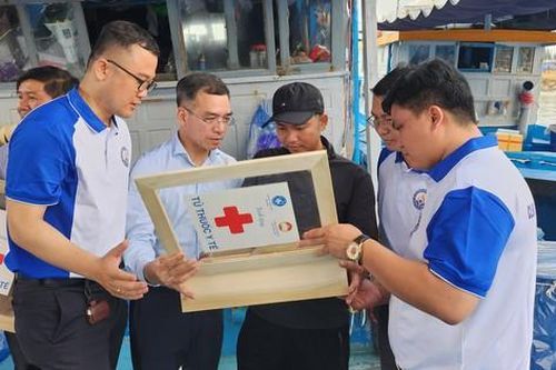Tủ thuốc y tế - thêm điểm tựa sức khỏe cho ngư dân giữa trùng khơi