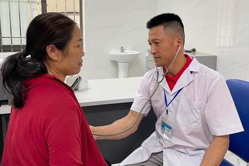 Nghiên cứu bảo đảm tiền lương, phụ cấp, chế độ đãi ngộ cho nhân lực y tế cơ sở tương xứng