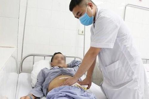 Bụng to, tiểu dắt, người đàn ông bất ngờ được phát hiện có bàng quang khổng lồ