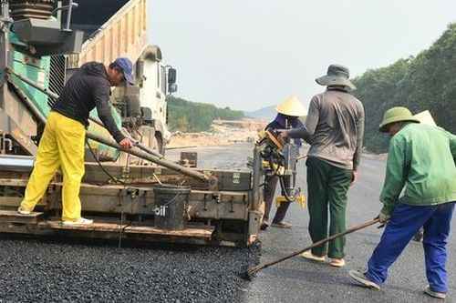 Công nhân 'căng mình' thi công đường cao tốc dưới thời tiết khắc nghiệt