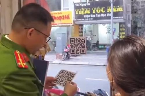 Thủ đoạn tinh vi mới xuất hiện, dán mã QR chồng đè để chuyển tiền vào tài khoản cá nhân
