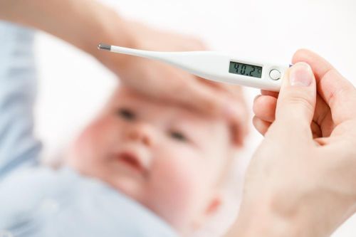 Bé gái 6 tháng tuổi phải thở máy sau 3 ngày sốt