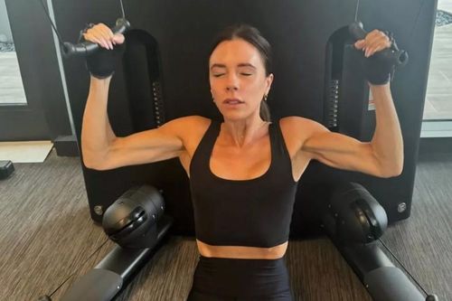 Victoria Beckham vẫn tập gym dù bị gãy chân