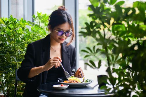 Quán cơm sườn, hủ tiếu giờ trưa lấy lòng dân công sở