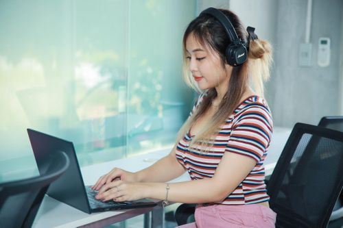 'Cắm rễ' ở văn phòng 10 tiếng để trốn nắng nóng TP.HCM