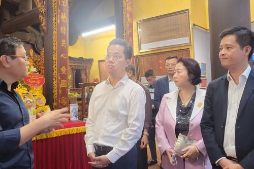 Khai mạc triển lãm kể chuyện nghề làm giầy phố cổ Hà Nội