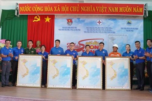 Tuổi trẻ ngành điện trao những món quà ý nghĩa đến với xã đảo