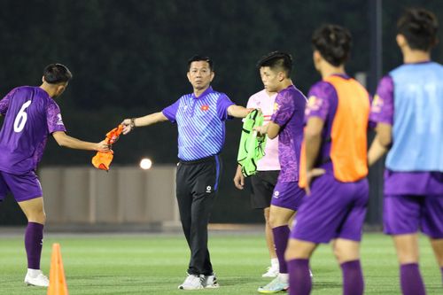 U23 Việt Nam tập nhẹ trong buổi luyện quân đầu tiên tại Qatar