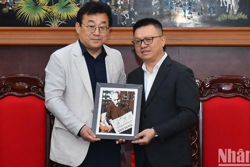 Tổng Biên tập Báo Nhân Dân Lê Quốc Minh tiếp đoàn Hội Nhà báo Hàn Quốc