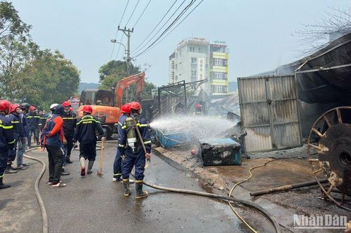 Hàng chục cán bộ chiến sĩ nỗ lực khống chế vụ cháy kho chứa phi nhựa và thùng xốp