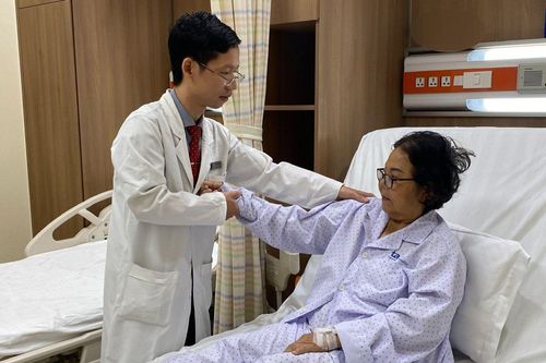 Thay khớp vai đảo ngược nhân tạo cho bệnh nhân giật điện gãy nát khớp vai