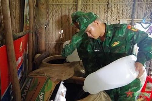 Tiền Giang: Đồn Biên phòng Tân Thành vận chuyển nước sạch cho người dân trên địa bàn