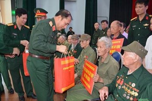 Thượng tướng Phùng Sĩ Tấn trao quà tặng gia đình chính sách tại Điện Biên