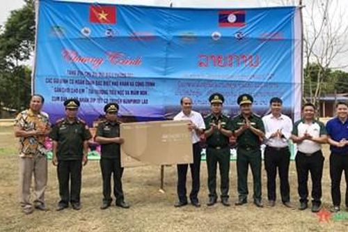 Tặng quà, chúc tết lực lượng bảo vệ biên giới và nhân dân Lào