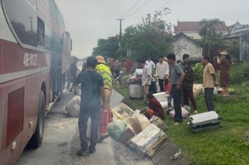 Bà hỏa quá giang xe khách