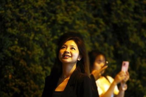 Theo chân nhóm bạn trẻ đi săn ảnh đêm trên con đường hoa ngũ sắc