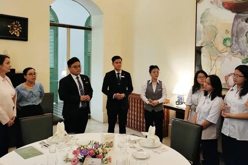 Học sinh Việt nấu ăn theo thực đơn kiểu Pháp
