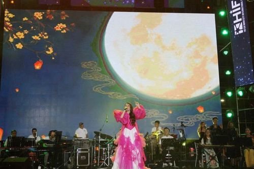 Ái Phương, Phương Mỹ Chi, MTV... mang đến bữa tiệc nhạc phim đặc sắc ở phố đi bộ Nguyễn Huệ