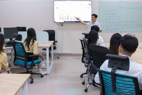 Chương trình chất lượng cao: Đổi mới chứ không 'xóa sổ'