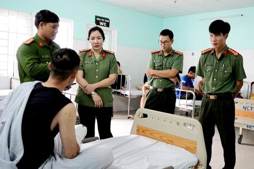 Người đàn ông vừa ra tù lại dùng mã tấu chém Cảnh sát Cơ Động