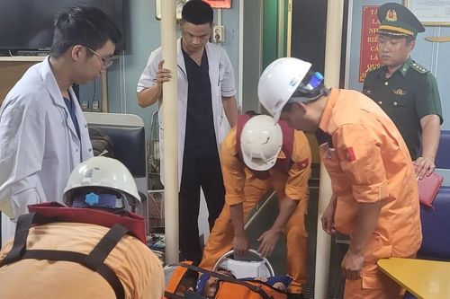 Cứu kịp thời ngư dân bị đột quỵ trên vùng biển Hoàng Sa