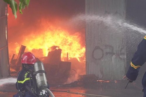 Cháy lớn tại nhà kho gần âu thuyền Thọ Quang, khói đen bốc cao hàng chục mét