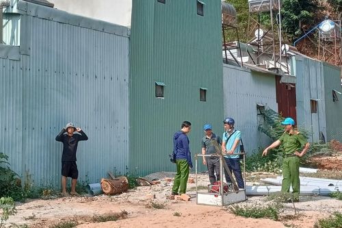 Gia Lai: Hai người thương vong khi bắn tôn làm nhà