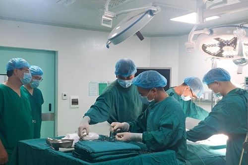 Bác sĩ vượt gần 100km cứu bệnh nhân 'cận kề cái chết'
