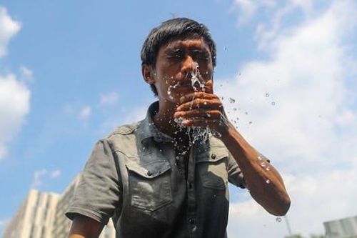 Người dân TPHCM chật vật giữa nắng nóng 40 độ