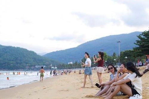 Nắng nóng, người dân đổ xô ra biển Quy Nhơn giải nhiệt