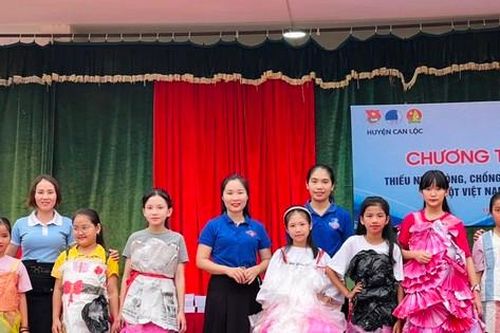 Đổi rác lấy quà, thiết kế thời trang từ rác thải nhựa