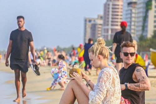 Người dân, du khách đổ xô ra biển Đà Nẵng giải nhiệt nắng nóng