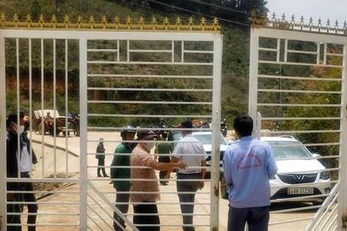 Tin mới nhất vụ chui rào đến trường ở Lâm Đồng
