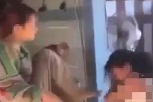 Nữ sinh liên tục 'xin lỗi' nhưng vẫn bị lột áo đánh hội đồng