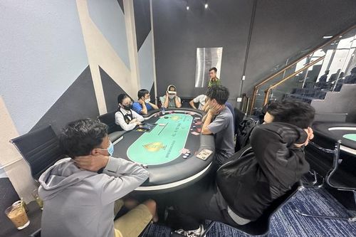 Chơi bài Poker thế nào để không sa vào tội đánh bạc?