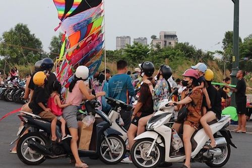 TP.HCM: Dừng xe giữa đường, rác tràn vỉa hè ở 'bãi thả diều' bát nháo